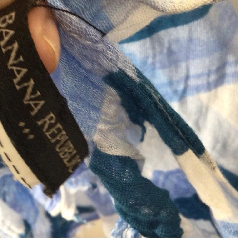 Banana Republic Blue and White Patterned scarf wrap women